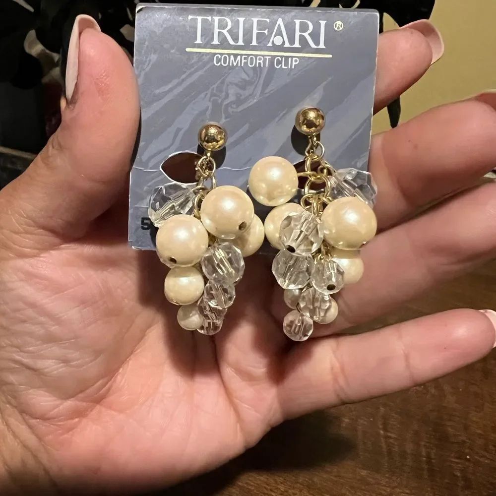 ๐ย VINTAGE TRIFARI FAUXโPEARLโCLIPSโEARRINGS